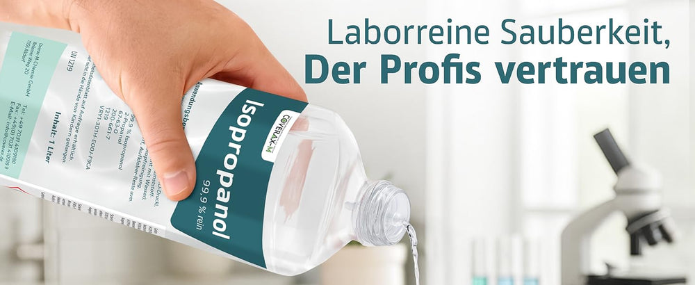 Hand gießt Coverax Isopropanol (99,9 % Reinheit) aus einer 1-Liter-Flasche; im Hintergrund ein Labor-Szenario mit Mikroskop und der Text „Laborreine Sauberkeit, der Profis vertrauen“.
