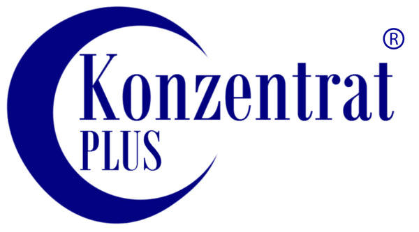 Unternehmenslogo der Marke KonzentratPLUS in Dunkelblau auf weißem Hintergrund. Links befindet sich eine große, stilisierte Mondsichel, die sich um den zweizeiligen Markennamen schmiegt. Der Schriftzug verwendet eine elegante Serifenschrift; oben steht „Konzentrat“ und darunter kleiner gesetzt „PLUS“. Am rechten oberen Rand befindet sich ein registriertes Markenzeichen-Symbol (®).