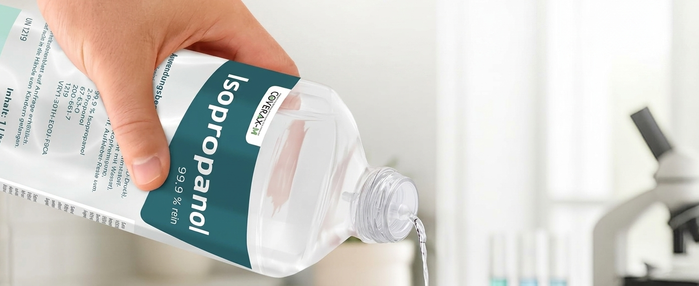 Coverax Isopropanol 99,9% 1 Liter – Isopropanol –  Produktbild zeigt die Anwendung zum punktgenauen Dosieren ohne Zubehör aus der gekippten Flasche mit Vorteilen wie dem integrierten Spritzeinsatz für tropfenweise Dosierung direkt aus der Flasche ohne Umfüllen, ohne Pipetten und ohne Verschwendung.