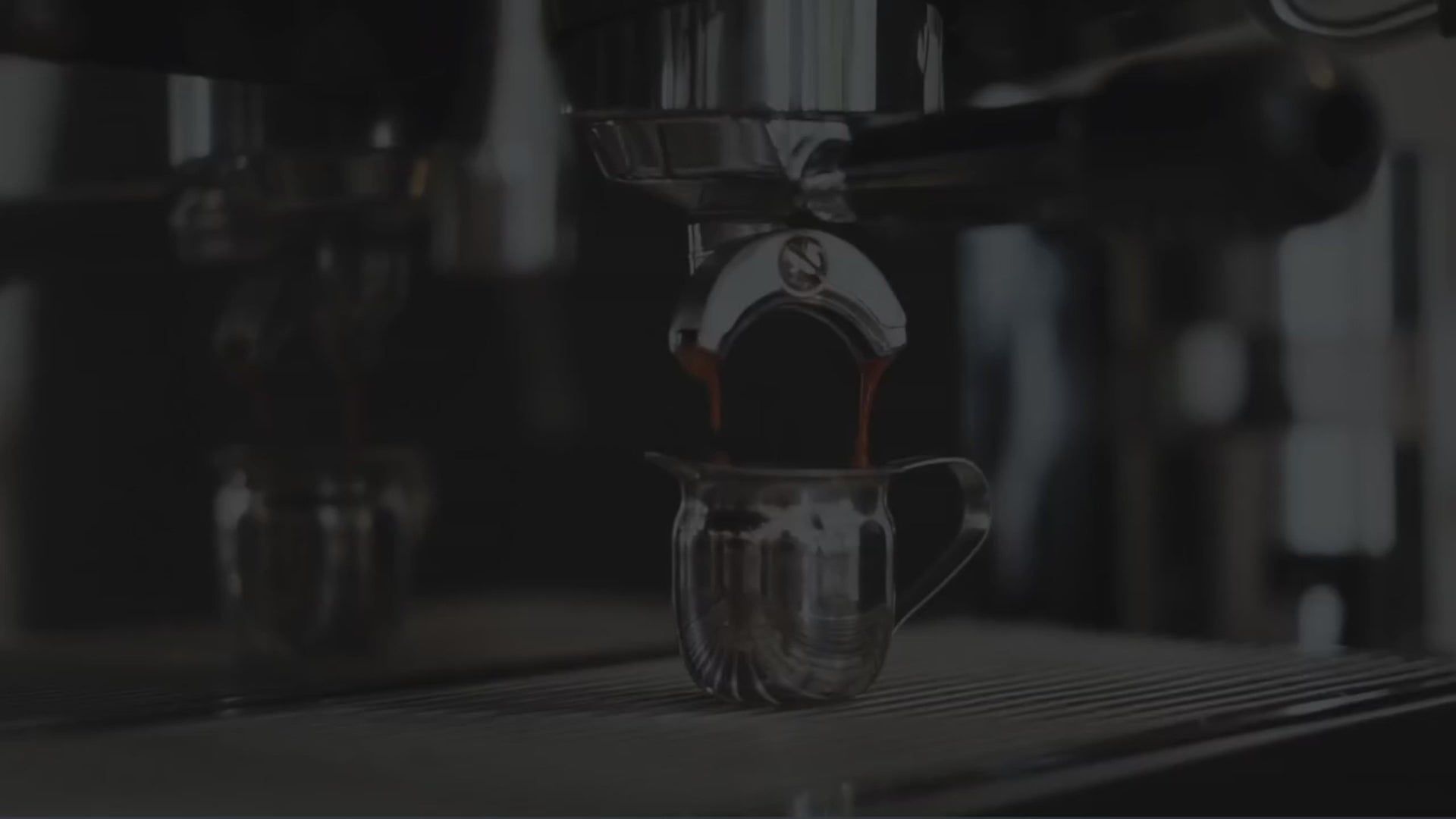 Produktvideo Entkalker zur Kalkentfernung – einfache Anwendung für Kaffeemaschinen, Wasserkocher, Armaturen und Haushaltsgeräte. Effektiver Kalklöser für Küche und Bad.