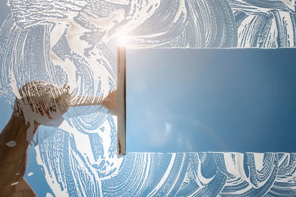 Fensterscheibe wird mit dem Abzieher streifenfrei gereinigt